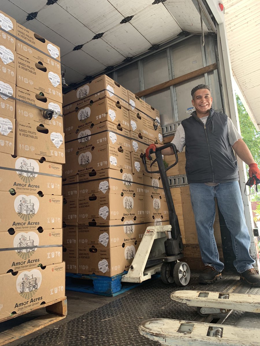 QuebecDistCo's tweet image. NBA All-Star Antonio Davis with our very own Marvin Quebec, and our friends from Grant Hunt Co., Sal Rizzo, Rob Tochini,and Al Rivera. We helped feed 3000 families this week with the Farmers to Family Box Program !!!