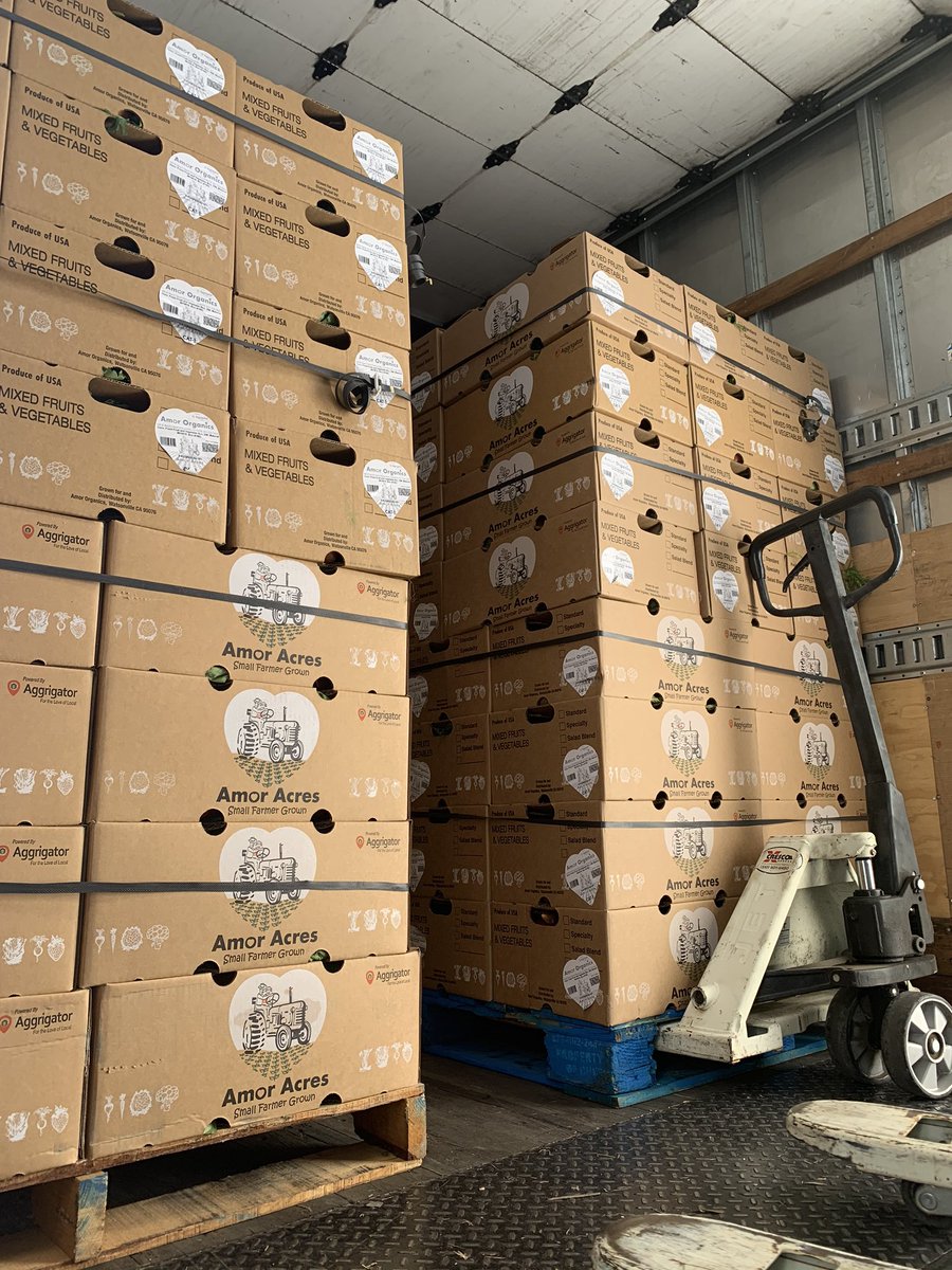 QuebecDistCo's tweet image. NBA All-Star Antonio Davis with our very own Marvin Quebec, and our friends from Grant Hunt Co., Sal Rizzo, Rob Tochini,and Al Rivera. We helped feed 3000 families this week with the Farmers to Family Box Program !!!