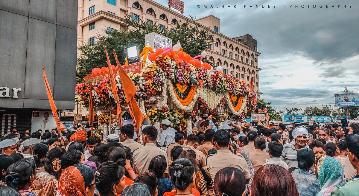 The palkhi is at the centre of the Wari procession and around half the number of Dindi are ahead of the palkhi and the other half are behind. (10/21)