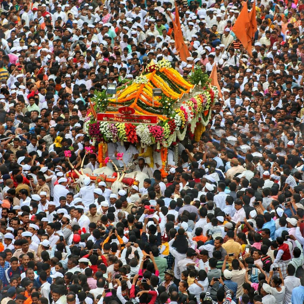 Out of these many dindi or palakhi in Wari, Sant Dnyaneshwar dindi and Sant Tukaram dindi is considered as two main and big dindis.(4/21)