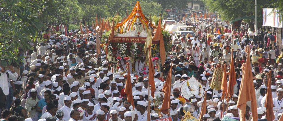 Out of these many dindi or palakhi in Wari, Sant Dnyaneshwar dindi and Sant Tukaram dindi is considered as two main and big dindis.(4/21)