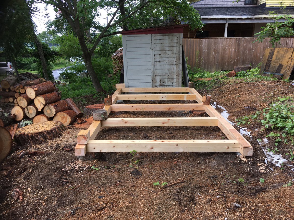 ほっさん 2坪の薪小屋の土台を設置しました 薪小屋とてあなどるなかれ ピアノより重い重力がかかるので土台が肝心 柱は細くても土台は太く 3寸5角のヒノキを使っています 薪小屋 八ヶ岳 原村クッキーペンション