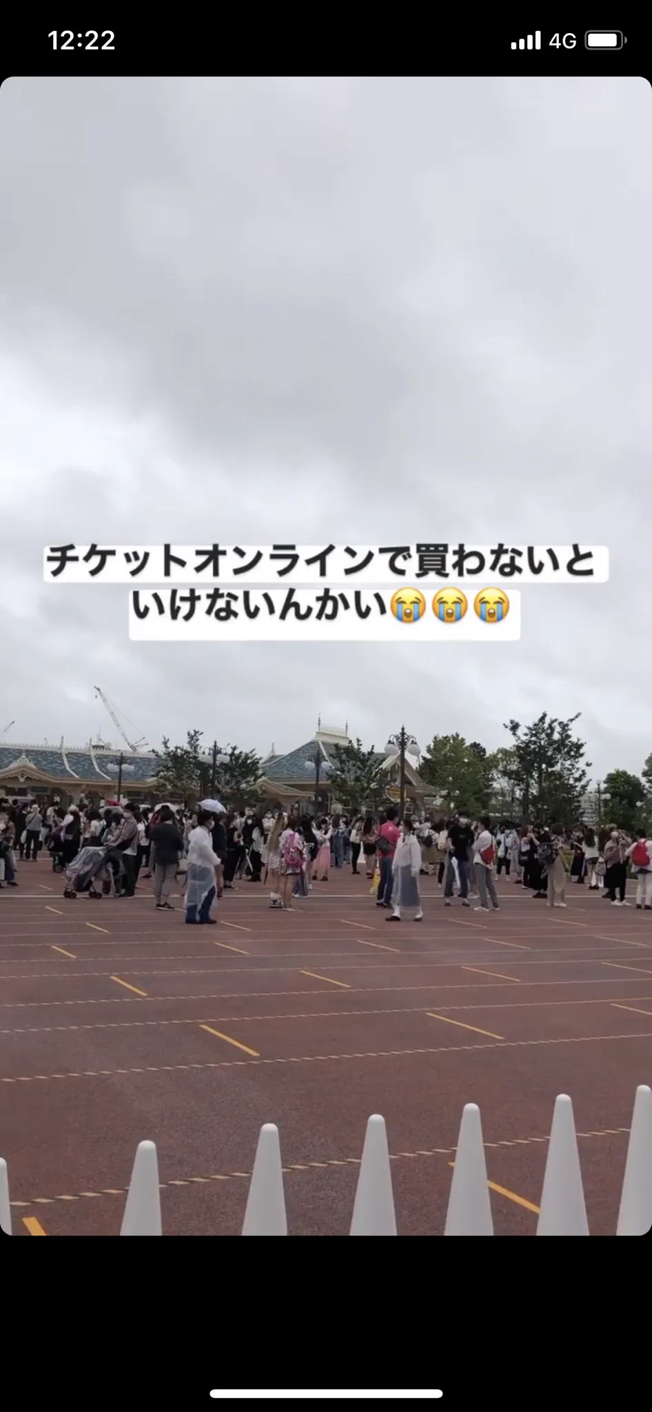ウキウキでディズニーに遊びに来たのに？チケットが買えなく落胆www