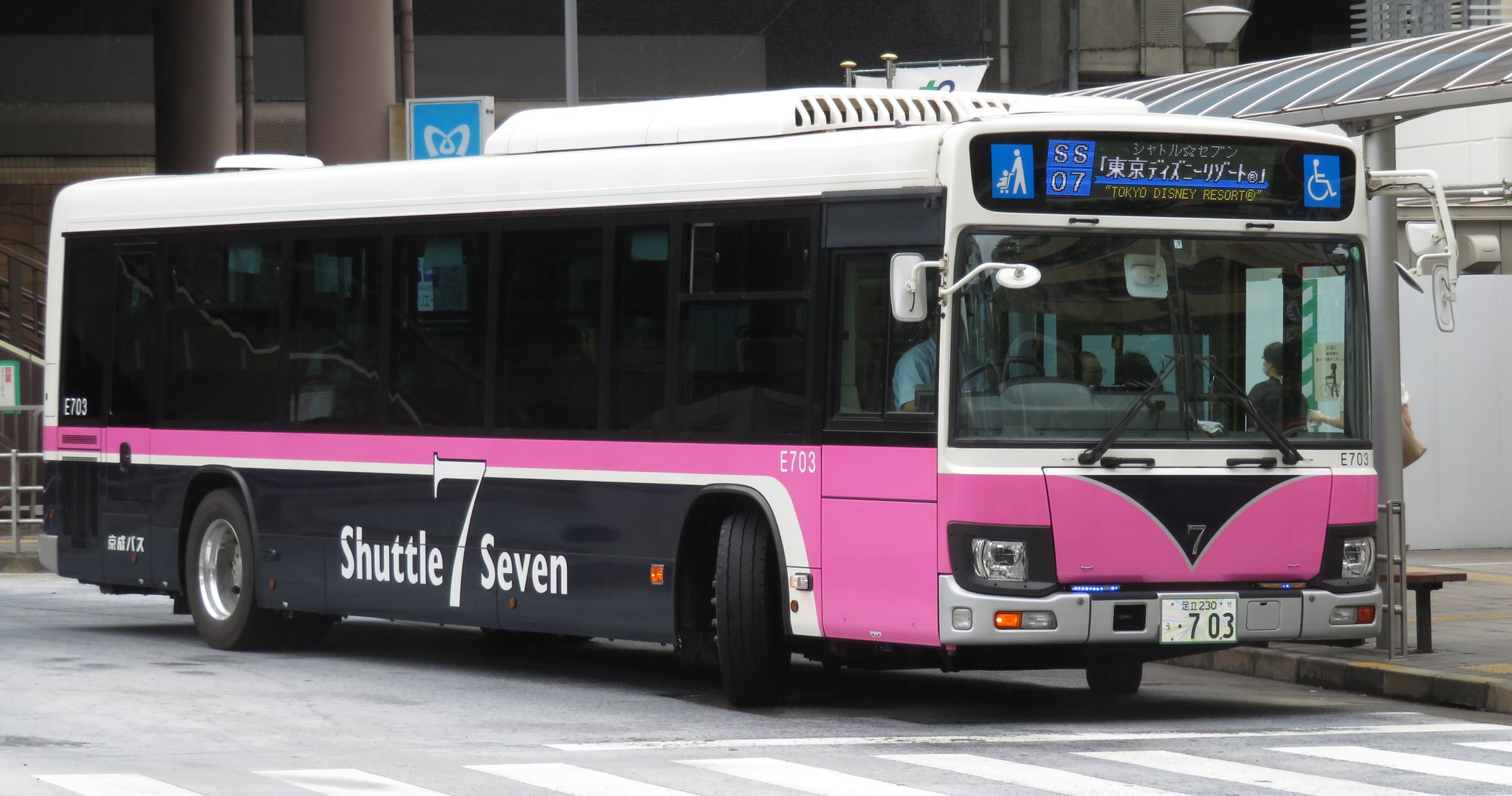 Vitamintecno 葛西駅にて 今日から再開したシャトルセブンのディズニーリゾート行 系統番号がssに変わってからは初めてですかね T Co Itytdn3mrx Twitter