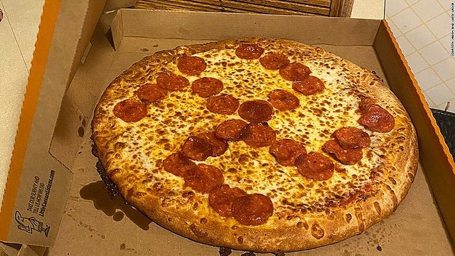 【対応】ピザのサラミでナチス想起のマーク、店員2人を解雇 米
news.livedoor.com/article/detail…

注文した人がピザを開けると、サラミがカギ十字の逆向きの形に並べられていた。従業員2人は非を認め、ただちに解雇された。