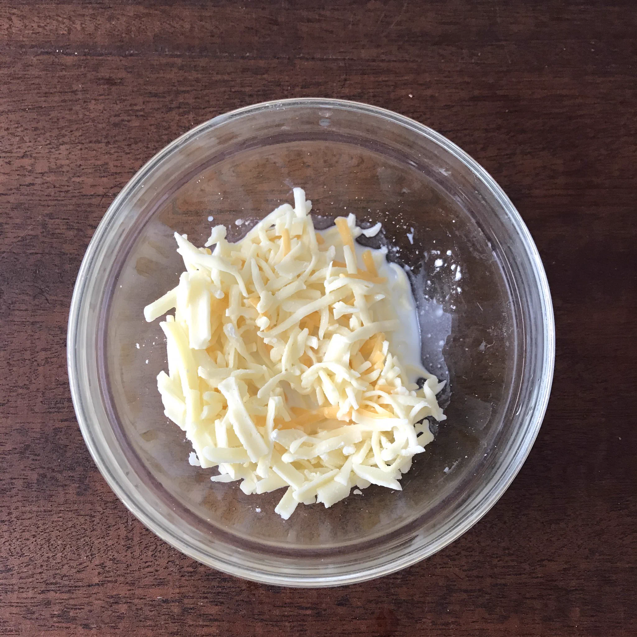 最強のチーズインハンバーグを作る方法！それはなんと凍らせたチーズを入れるだけ‼