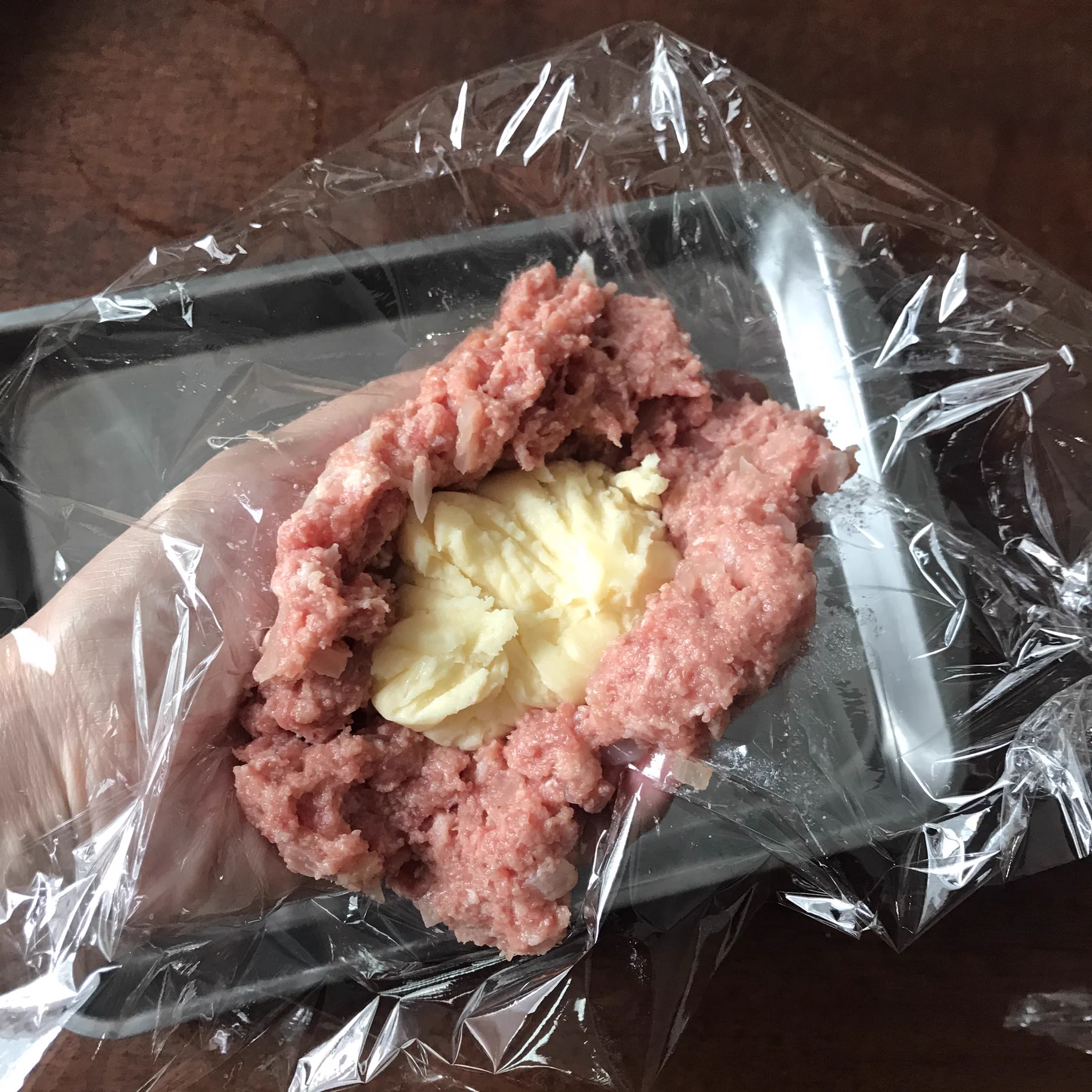 最強のチーズインハンバーグを作る方法！それはなんと凍らせたチーズを入れるだけ‼