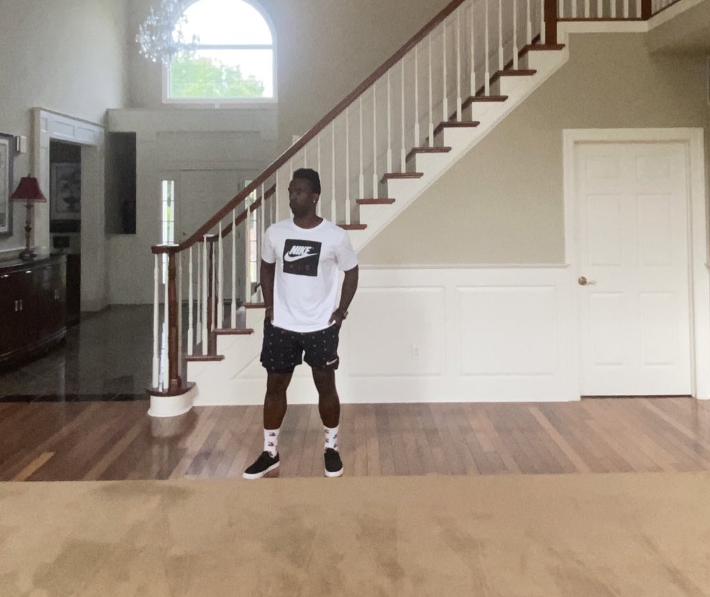 TheCUTCH22's tweet photo. Just got to my Rental in Philly, I kinda feel like Will Smith in that last episode w/ no furniture https://t.co/uZMT40bwTV