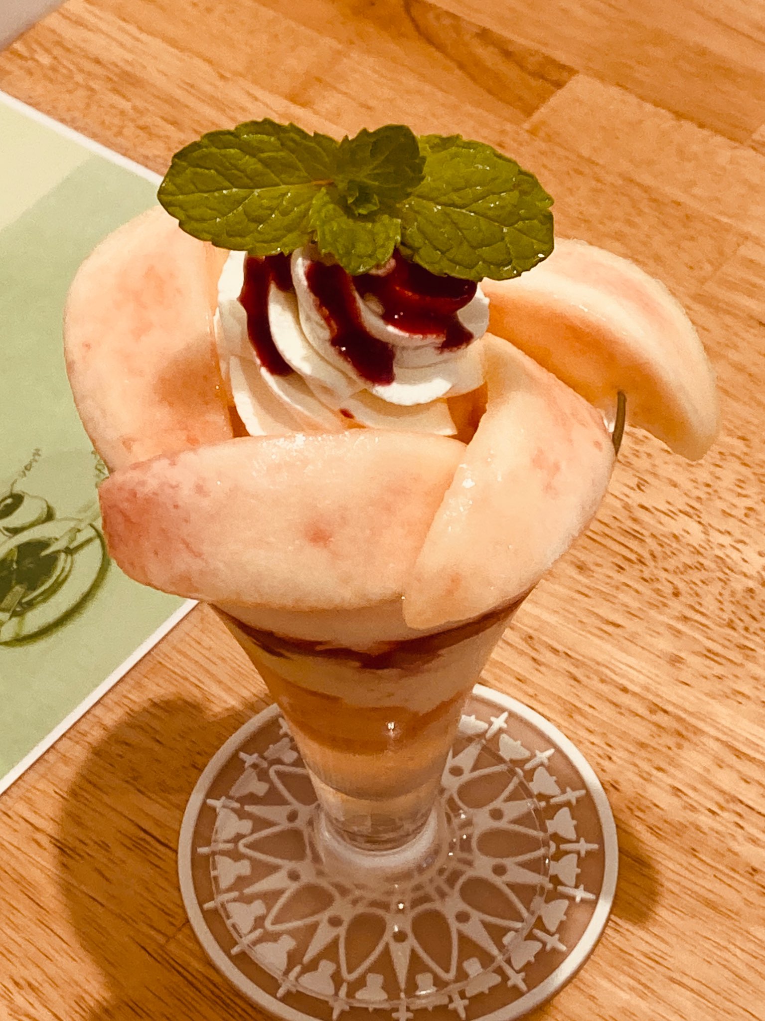 ホットケーキパーラーｆｒｕ ｆｕｌｌ 今日から７月ですね 赤坂fru Fullでは パーティープランに合わせ桃のパフェを始める事にします 先ずは山梨産日川白鳳を使用します 今年は雨が多く糖度が１１ １２度と低くめですが桃の味わいはあります 今年の