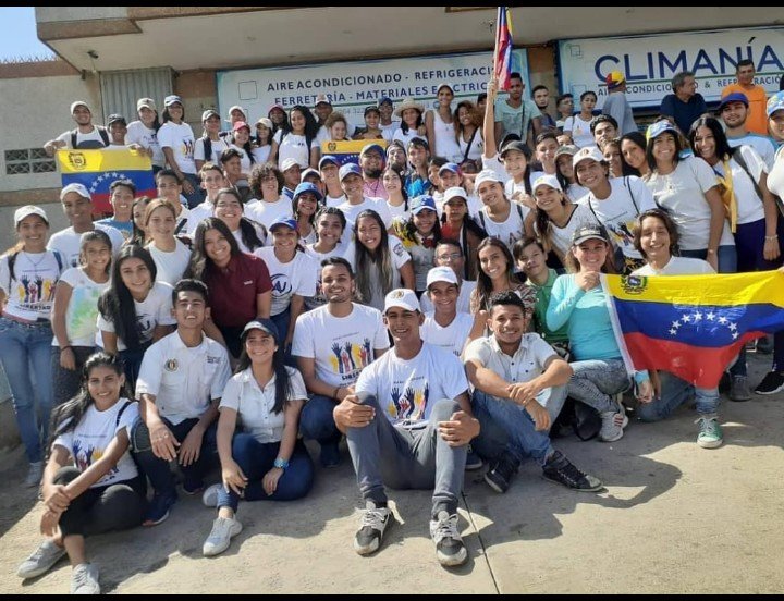 MarioBuffone70's tweet photo. Las instituciones son formas sociales que sobreviven a sus fundadores. Luego de 79 años, miles de jóvenes llevan con orgullo los símbolos del único partido que cumple con esa premisa: Acción Democrática. Foto: JAD Nueva Esparta #JuventudAdeca #ADjuventud #ConHenryEstamosResteados https://t.co/DLJVTBifUm
