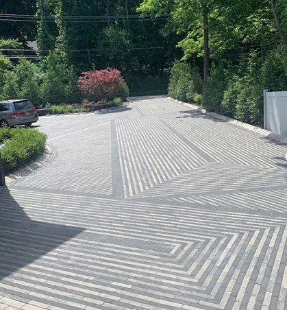 Another great driveway design, this time by Sinche Landscaping 🔥🔥🔥

This project features our Westmount paver in Onyx Black and Shale Grey 👀

Click on the link to learn more about our Westmount paver: hubs.ly/H0s0rQ90