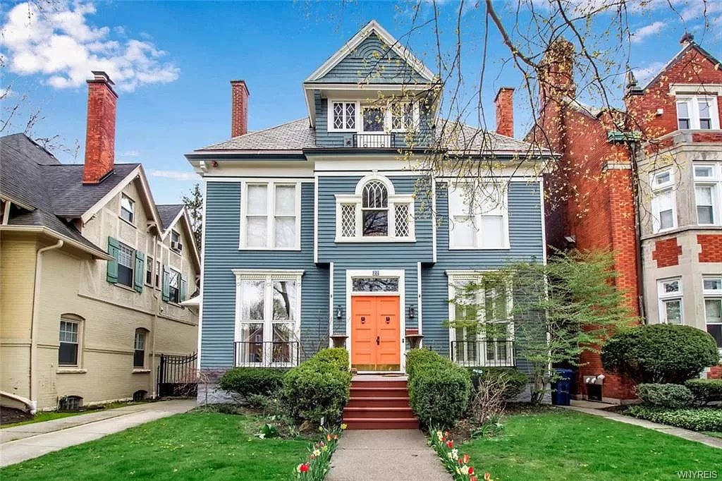 Round 3: Buffalo NY House 2: True Blue Victorian4 bed/3 bath, 3827 sqftPrice: $799,000Link:  https://www.zillow.com/homedetails/22-Oakland-Pl-Buffalo-NY-14222/30189403_zpid/?mmlb=g,1