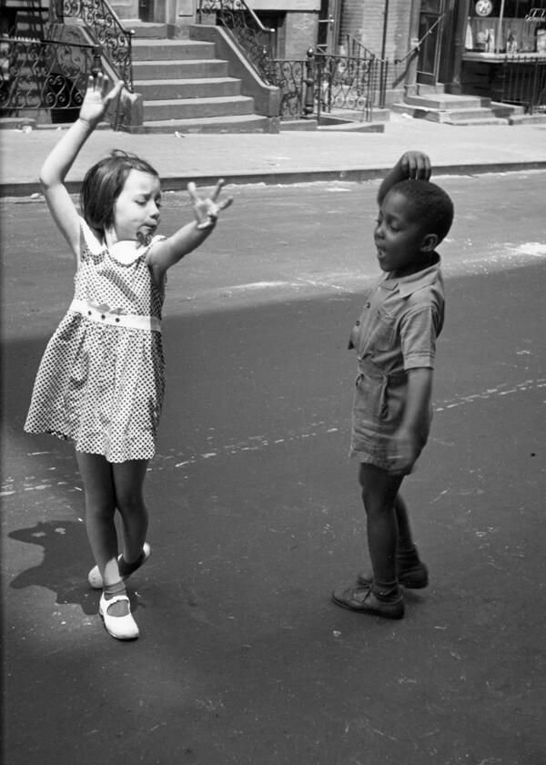Helen Levitt, Children Dancing in New York, 1940