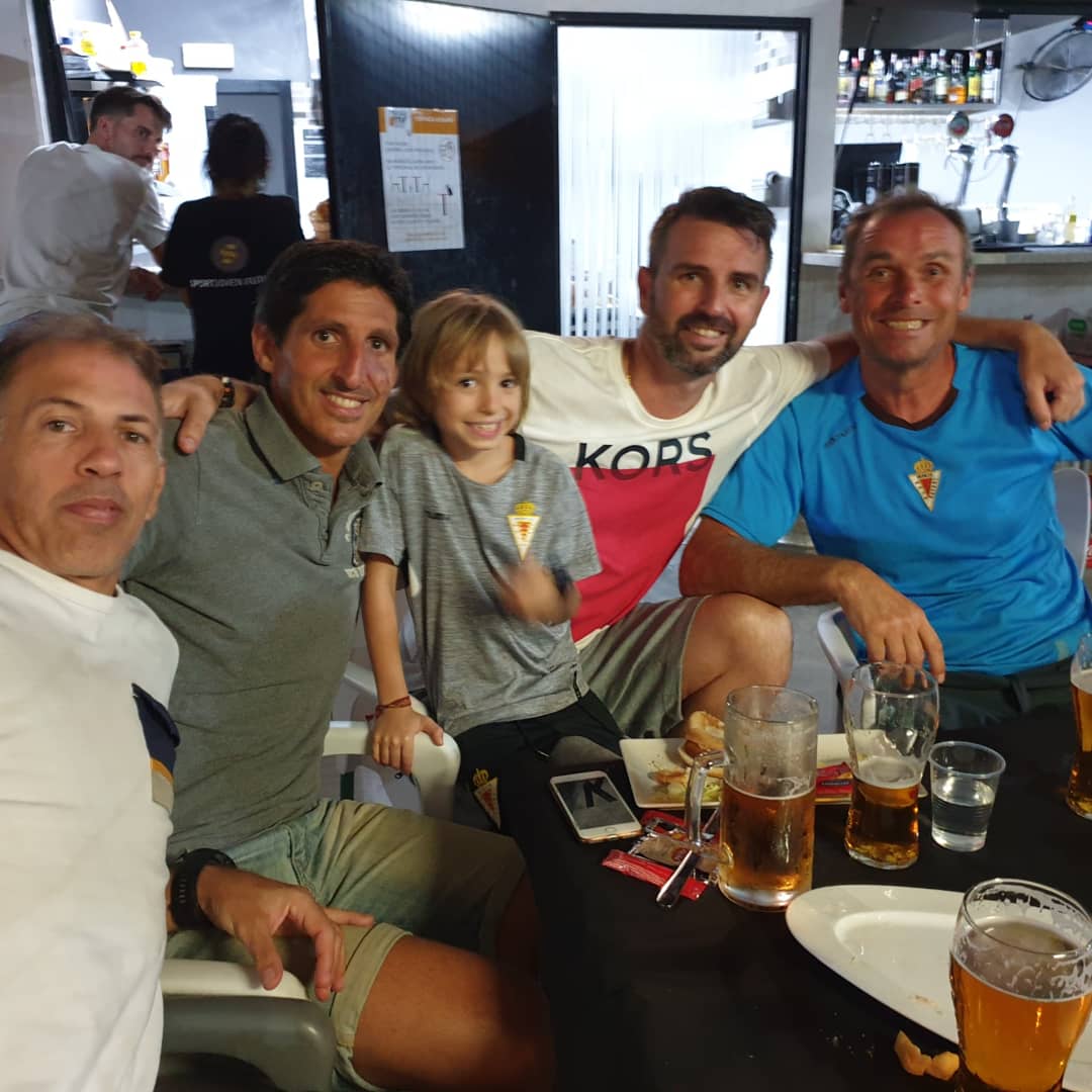 Unos mas... mas diversión,  mas compañerismo...viejos conocidos se pasaron a vernos... seguimos disfrutando.⚽️🇪🇦  <a href="/inmotasainmob/">INMOTASA</a> <a href="/joton74/">José A. Otón Pedreño</a> <a href="/FEAFV/">Futbolistas FEAFV</a> <a href="/realmurciacfsad/">Real Murcia CF</a> <a href="/5msanchez/">Miguel Sanchez</a> <a href="/valenciano_v/">David Valenciano V.</a> <a href="/juanmica6/">Juan Manuel Valero</a> <a href="/JavierPalaciosE/">Javier Palacios</a> <a href="/DavidKaranka9/">David Karanka</a>