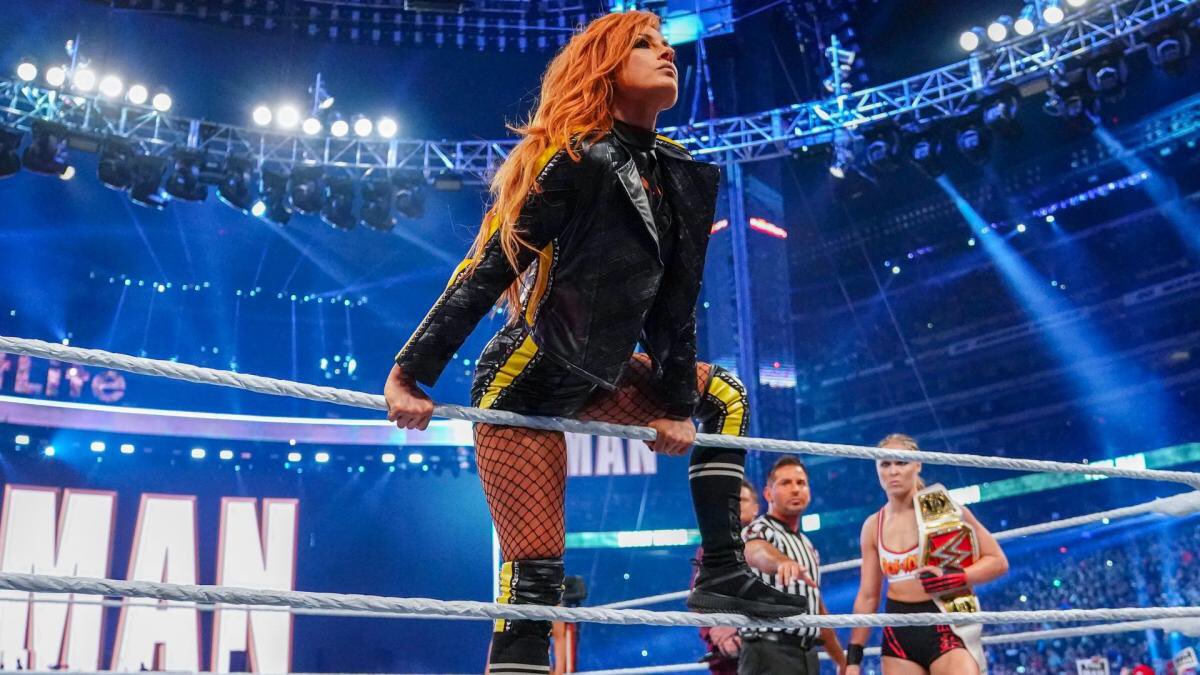 Her mania 35 look was honestly so different but I loved it! The long sleeves were a whole other level of badass ngl. Wouldn’t mind if it made a return!