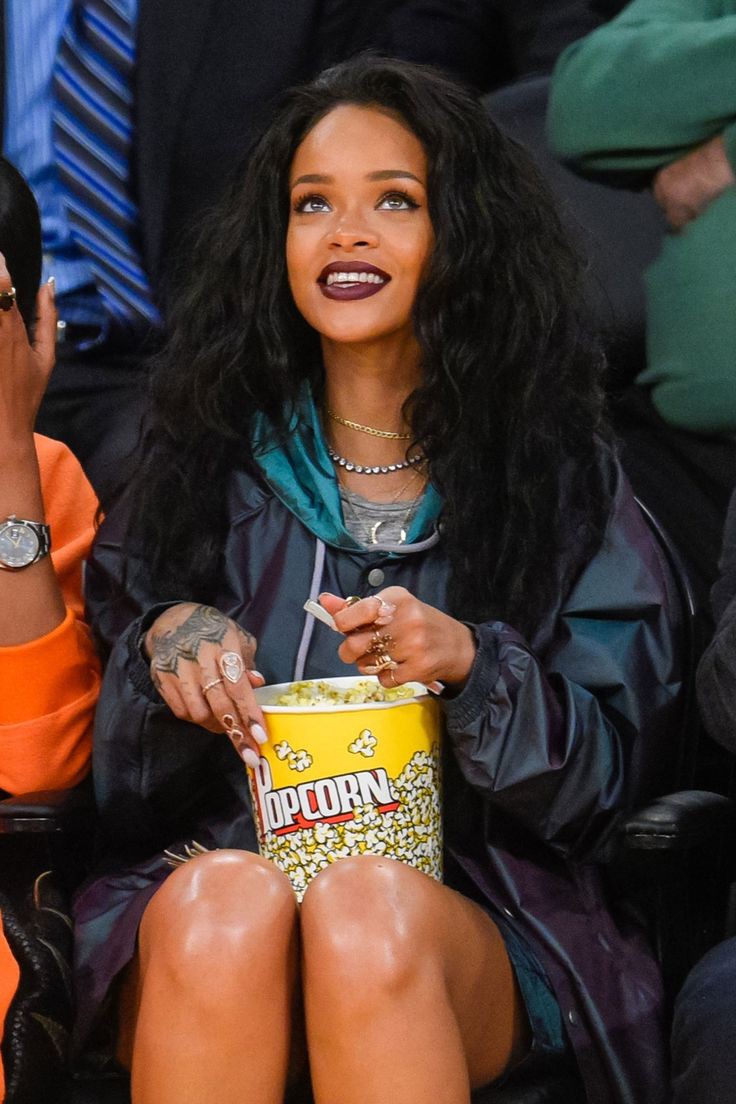 ifsraissa_'s tweet photo. o joelho da rihanna é mais bonito que eu https://t.co/RBGjEuhBvt