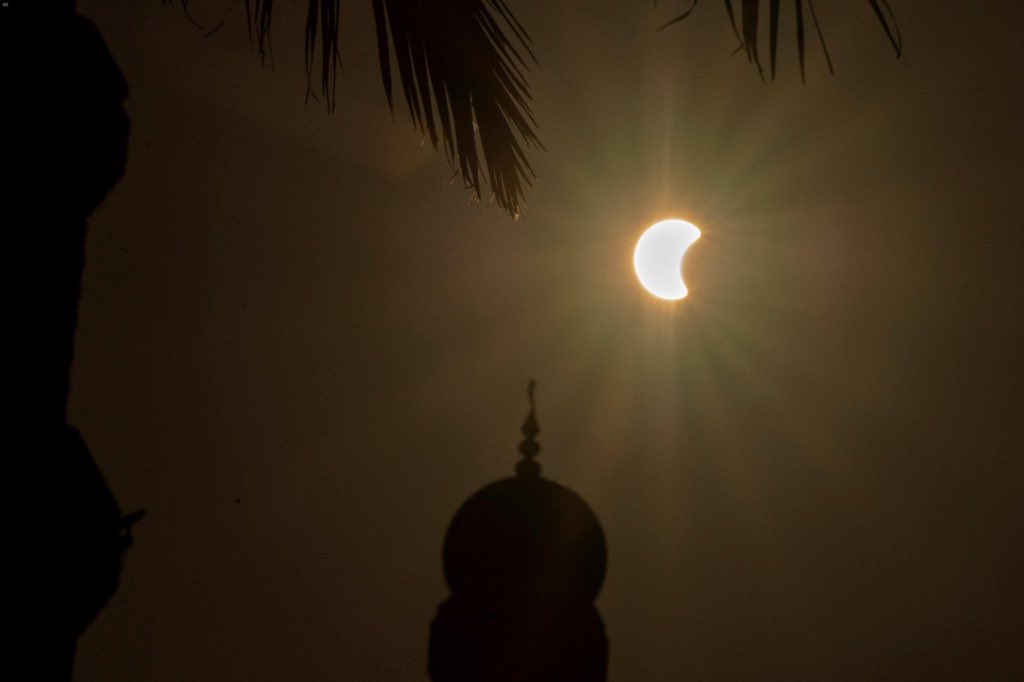 إلهِي جد لنَا بالعَفو إنَّا
عَلى أبوابِ عَفْوِكَ طَامِعِينَا
فَأنتَ الله، تَغفِرُ ثمَّ تعفُو
وَتَقبل إنْ أتَينا تائِبِينا.