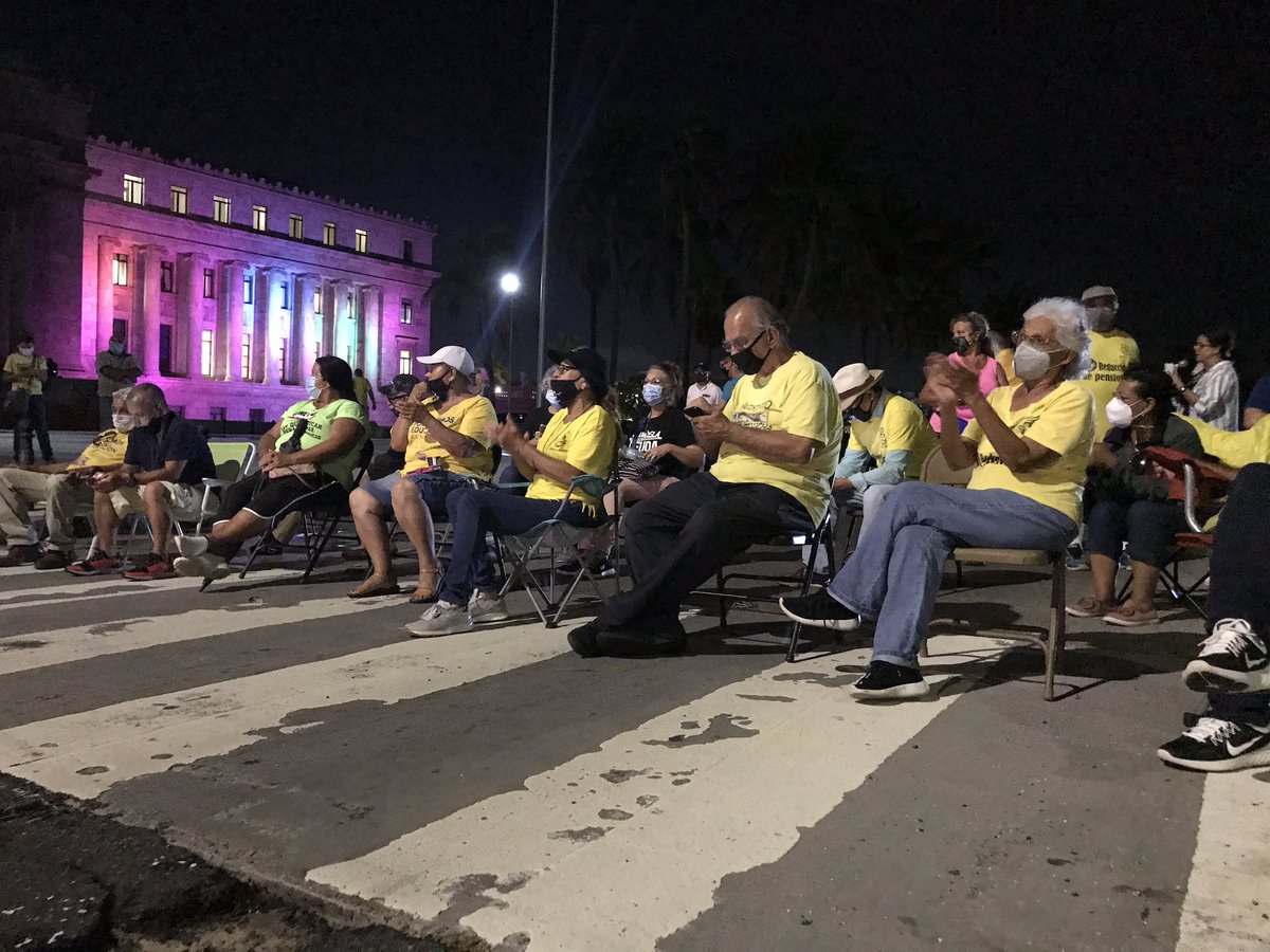 SharianaApesar's tweet photo. ¡AHORA! Pensionadxs realizan desobediencia civil frente al Capitolio. Exigen que el @SenadoPR y @CamaraConPR aprueben el #PC2434 LEY POR UN RETIRO DIGNO. El Comité de Conferencia tiene hasta la medianoche para llegar a un acuerdo sobre el proyecto. https://t.co/m9ulTNYeny