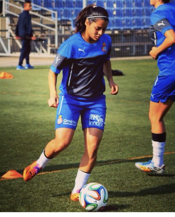 Kenti started her professional career with Espanyol in 2009. It was her first professional season and collected her first major trophy as they won La Copa de la Reina.