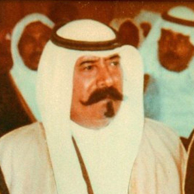 لو التمني ينفع اللي تمنى
ما كان صرت اليوم نفسي شقية
أنا وخلي كل دارٍ وطنا 
عيني وقلبي كلها له هدية
أشوف كل مع حبيبه تهنى
وأنا حبيب الروح صعب عليّ
أنا وخلي كل دارٍ وطنا 
عيني وقلبي كلها له هدية
قلبي بحبك يا حبيبي تعنى 
إرحم يا عل أيام عمرك هنية.
 
- محمد أحمد السديري.