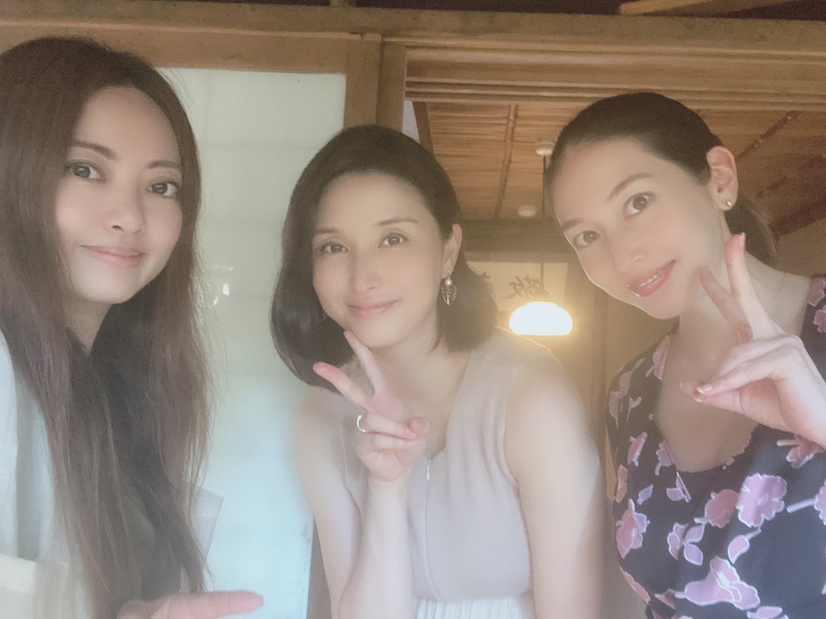 橋本マナミ 昔からのお友達の2人 星ひとみちゃんと小林恵美ちゃん ランチ時間5時間 あっという間でした 楽しかったぁ ひとみちゃんに産まれてくる子供の名前も決めてもらって決定したよ