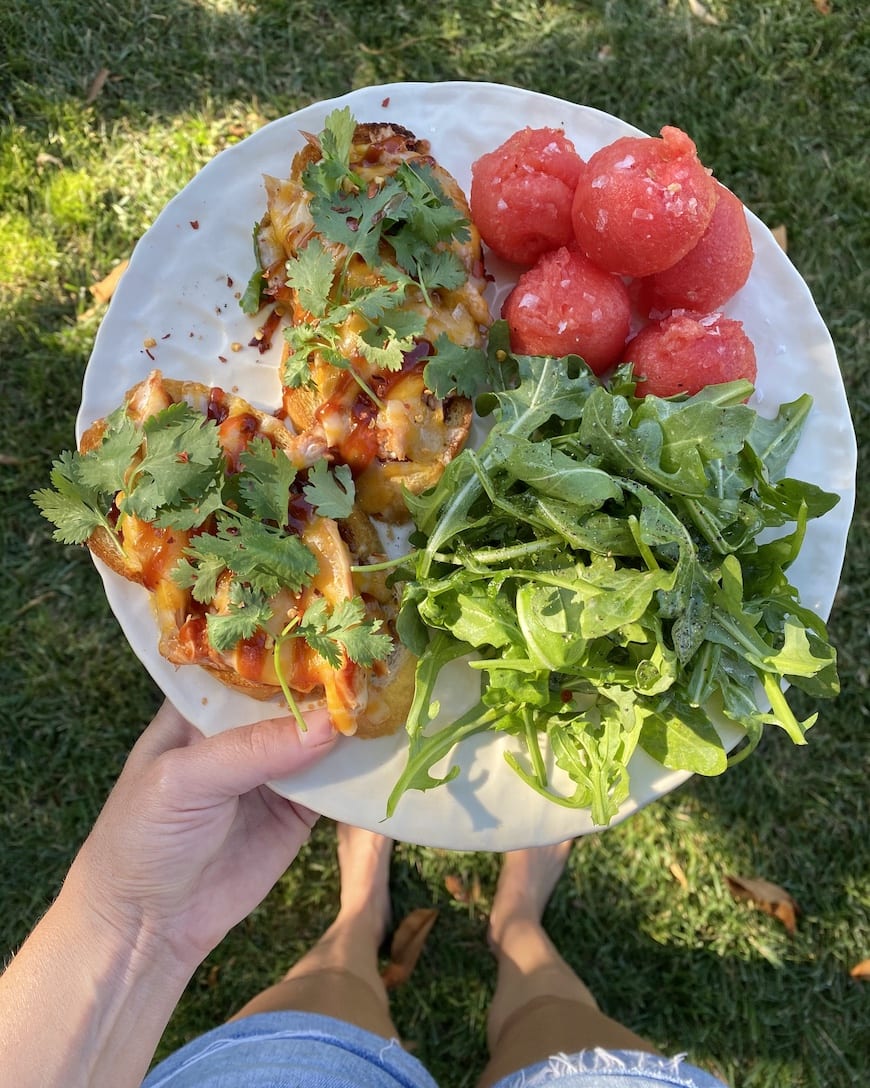 WhatsGabyCookin's tweet image. 3 things! 1: you need to start salting your watermelon 2: I made a glorious dinner w/ a little help from my neighborhood @vons! BBQ Chicken Tartines are epic &amp;amp; come together in 10 mins w/ a Signature Cafe Rotisserie Chicken: ow.ly/ytqh50AmsLD #SignatureCafe #SignatureSelect