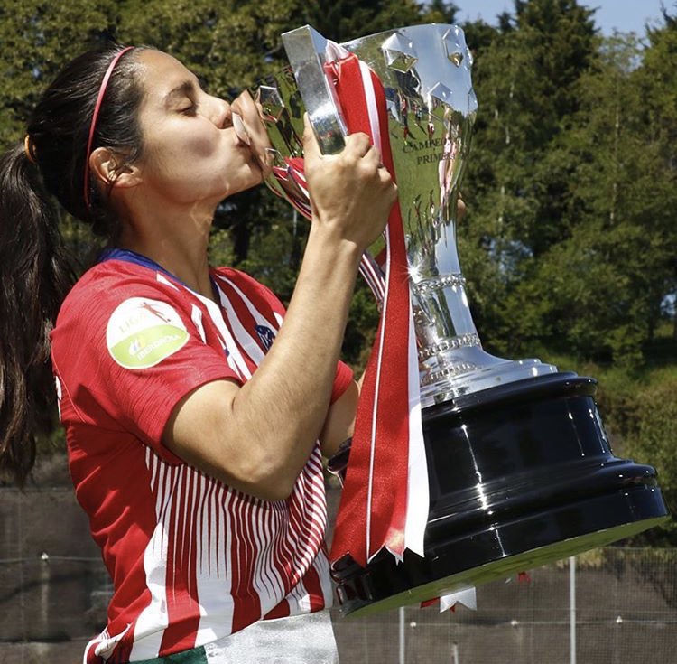 In her five years with the Colchoneros she was able to win 3 consecutive Leagues and 1 Copa de la Reina.