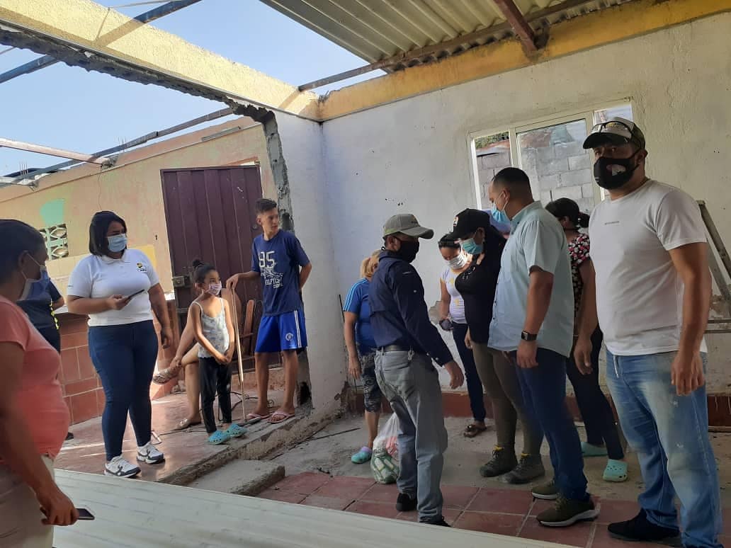 Cristhofercont_'s tweet photo. #30Jun 📸 Siguiendo instrucciones de nuestra Gobernadora @gestionperfecta nos desplegamos en la parroquia Unión, como equipo social encabezado por nuestra secretaria Elimar López y en compañía de César Bolivar presidente de #Fundasel para atender las necesidades nuestro pueblo. https://t.co/EgDk8Z4R0R