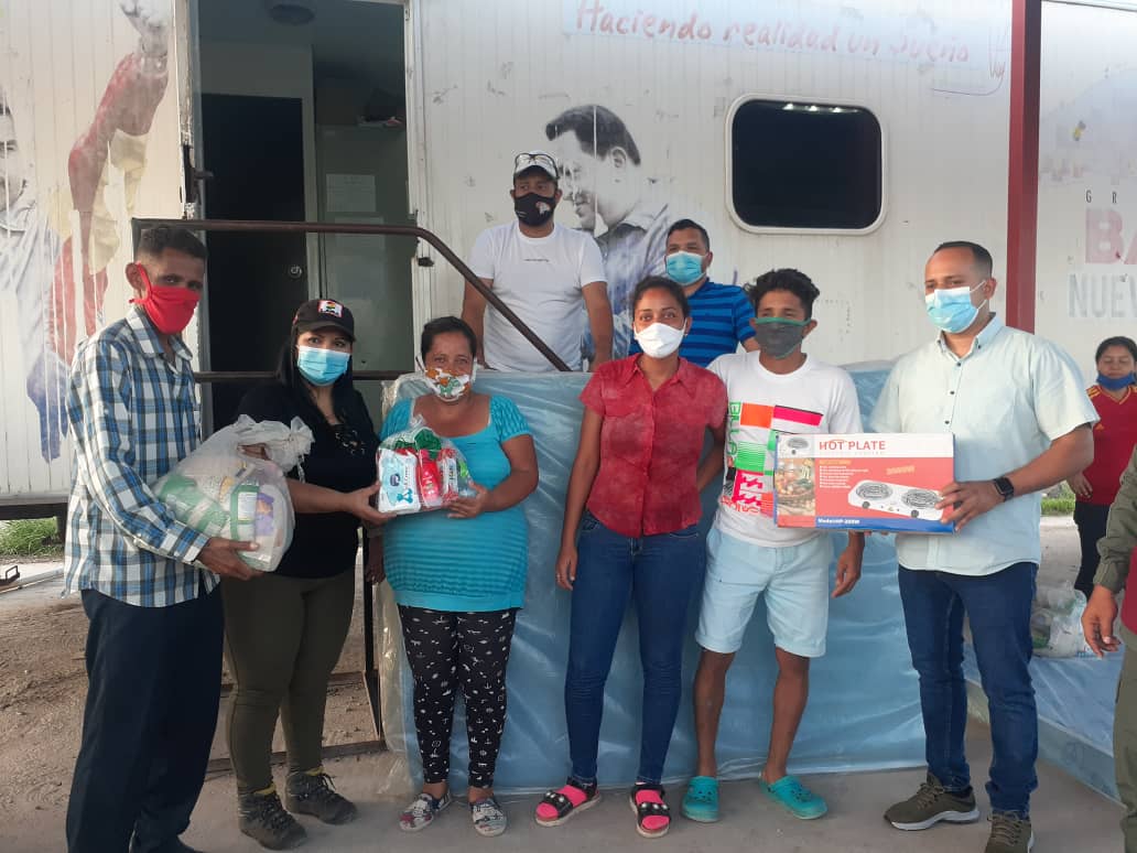 Cristhofercont_'s tweet photo. #30Jun 📸 Siguiendo instrucciones de nuestra Gobernadora @gestionperfecta nos desplegamos en la parroquia Unión, como equipo social encabezado por nuestra secretaria Elimar López y en compañía de César Bolivar presidente de #Fundasel para atender las necesidades nuestro pueblo. https://t.co/EgDk8Z4R0R