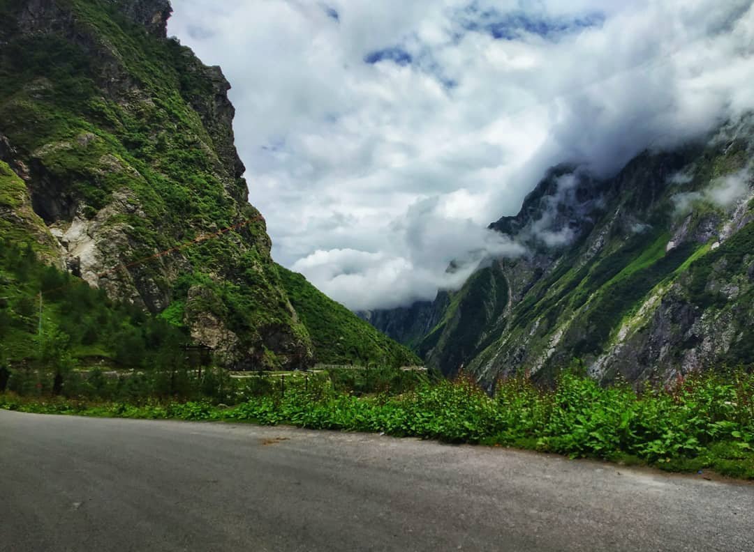rawat09_'s tweet photo. शुभप्रभात 
Rishikesh Kedarnath Highway #Uttarakhand https://t.co/U2lrSrehX9