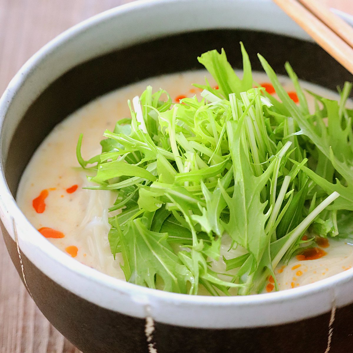 マギー ネスレ日本 火を使わずに素麺 マギー だけで味付け 豆乳ブイソーメン 2人分 作り方 耐熱ボウルの熱湯に素麺入れほぐし ラップしてチン 冷水で洗い 水切り後 器にオン マギー ブイヨン無添加 2本 豆乳150ml 冷水100mlで素麺つゆを