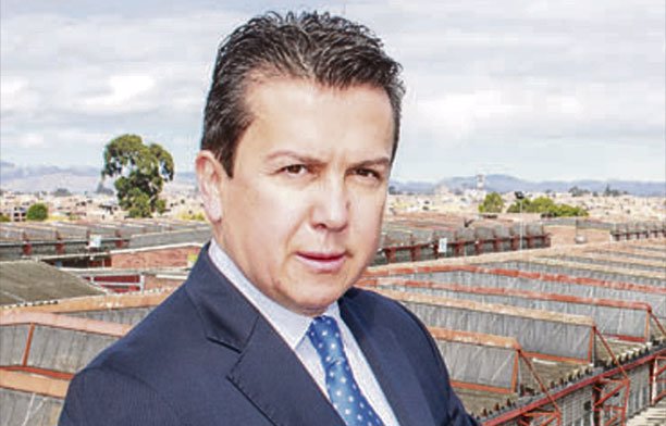 Fiscalizer2's tweet photo. @elantimili
@roures1
@dianalunareja
@anamarqr
¿Cuál será el papel del sr. Guillermo Segura Sáenz, que dicen viene de Bogotá y dejó sus meganegocios allá para despachar desde el piso 10 de EPM y atender en la sala de juntas sus negocios particulares? https://t.co/UZavXfep4H