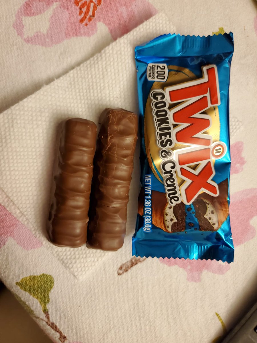 Estiven9's tweet photo. I guess I get the short end of the Twix 🤷‍♂️😬! @twix please check the Left Twix factory settings 🍫🏭! https://t.co/5dTHcokx3b