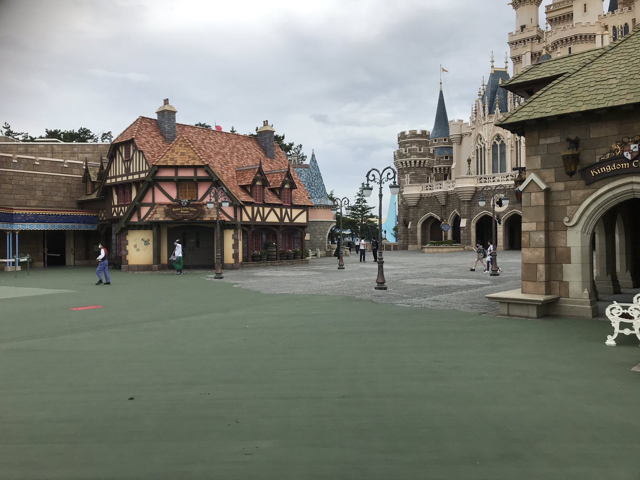 滝沢ガレソ En Twitter 朗報 本日から営業再開したディズニーランド ディズニーシー コロナ対策の入場制限でかつてなくガラガラに 各アトラクションがほぼ待ち時間なく楽しめる天国状態な模様 T Co Oe6mzntvgp Twitter