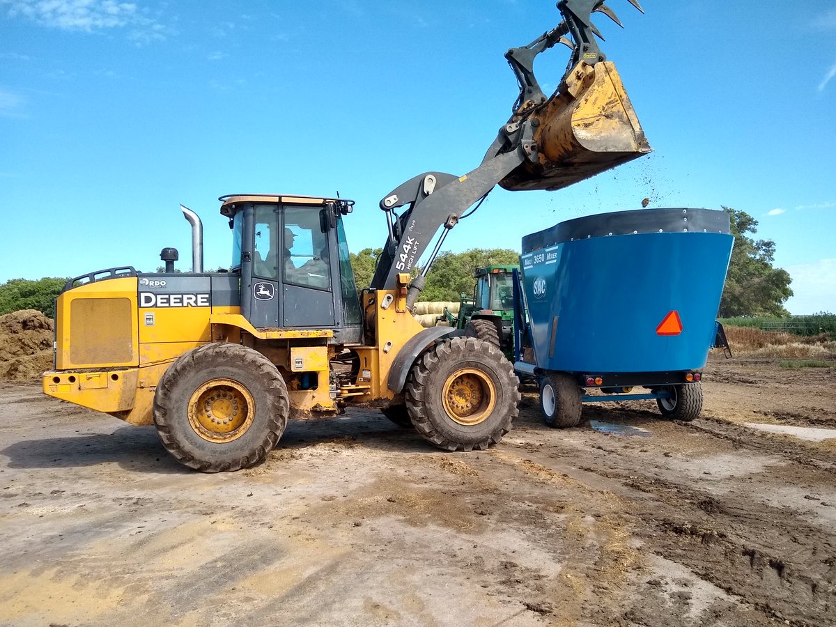 timstetson877's tweet photo. Beautiful day for a DEMO of a 500c.f. Vertical Mixer. If your in the Redfield SD area and would like to try it drop me a DM! #SAC #alwayschooseblue https://t.co/0vDGr2b1sI