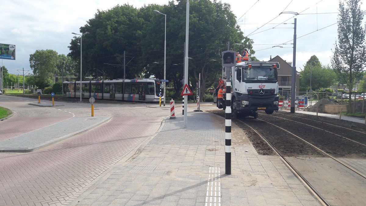 van_der_hul's tweet photo. Toch wel verbaasde mensen op de #Reyerdijk vandaag. Na 4 maanden rijd er weer een tram. Proefrit geslaagd💪.
Vanaf komende zaterdag gaat #Tram2 weer in dienst. #Tram20 wordt vervangen door #Tram25. @RETRotterdam @rotterdam @Stadsbeheer010 @iburo010 @vGelderGroep @IJsselmonde_eo https://t.co/JBRXBeRHPJ