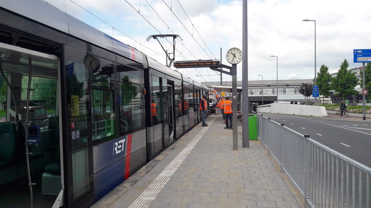 van_der_hul's tweet photo. Toch wel verbaasde mensen op de #Reyerdijk vandaag. Na 4 maanden rijd er weer een tram. Proefrit geslaagd💪.
Vanaf komende zaterdag gaat #Tram2 weer in dienst. #Tram20 wordt vervangen door #Tram25. @RETRotterdam @rotterdam @Stadsbeheer010 @iburo010 @vGelderGroep @IJsselmonde_eo https://t.co/JBRXBeRHPJ