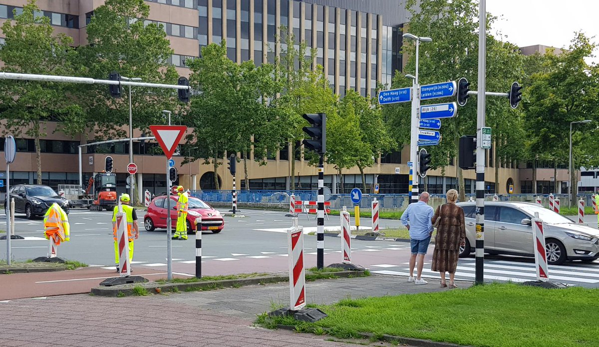 WA_Oosterheem's tweet photo. Werkzaamheden op de kruising Europaweg/Zwaardslootseweg.
Geen verkeerslichten. Dus ouderwets verkeer regelen.
Dames en heren verkeersregelaars heel veel respect voor jullie werk op deze drukke kruising.
#werkzaamheden #verkeersregelaar #helloffajob #waakzaam #dienstbaar #DH247 https://t.co/uq9RUmA4SM