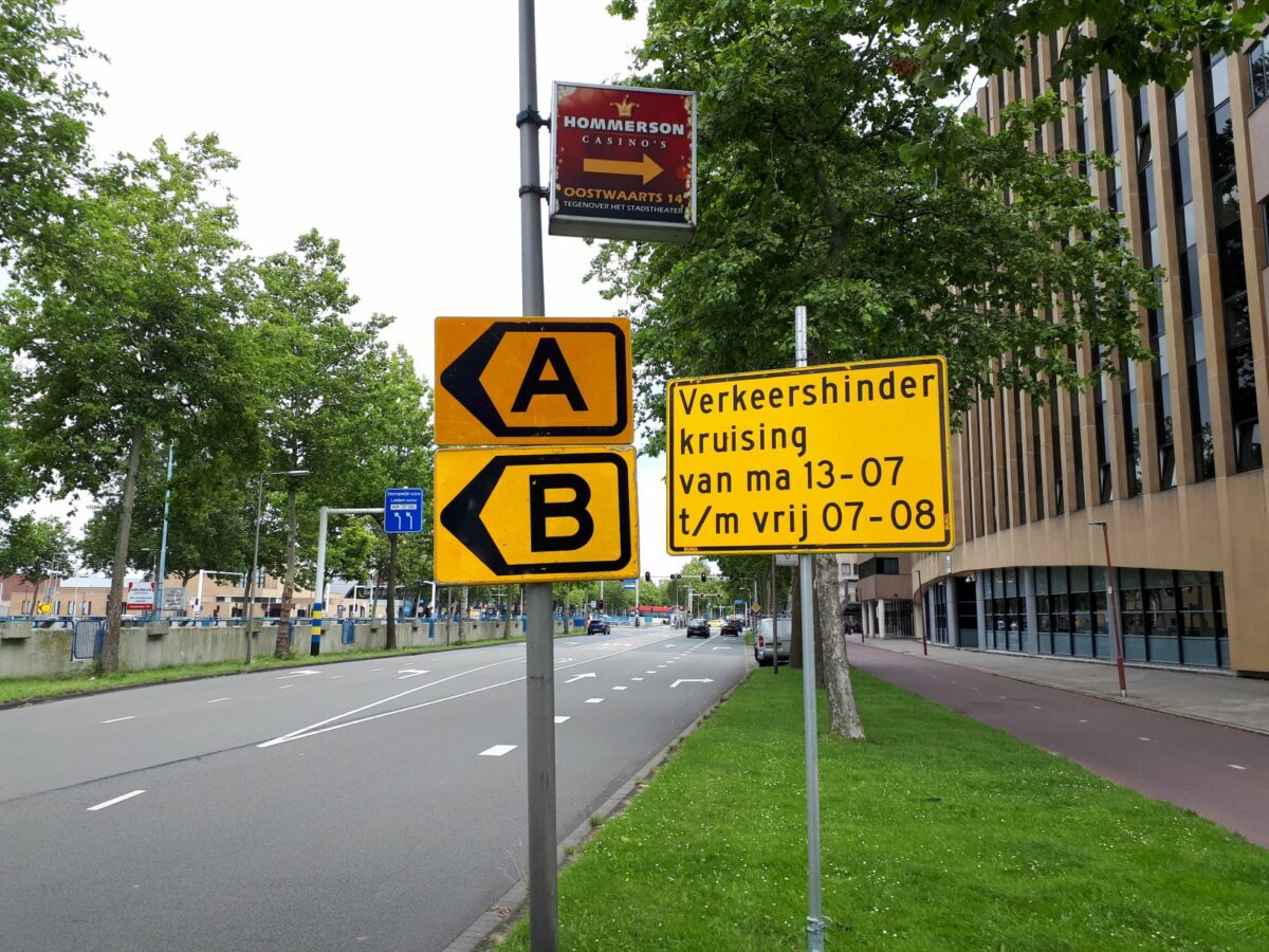 WA_Oosterheem's tweet photo. Werkzaamheden op de kruising Europaweg/Zwaardslootseweg.
Geen verkeerslichten. Dus ouderwets verkeer regelen.
Dames en heren verkeersregelaars heel veel respect voor jullie werk op deze drukke kruising.
#werkzaamheden #verkeersregelaar #helloffajob #waakzaam #dienstbaar #DH247 https://t.co/uq9RUmA4SM