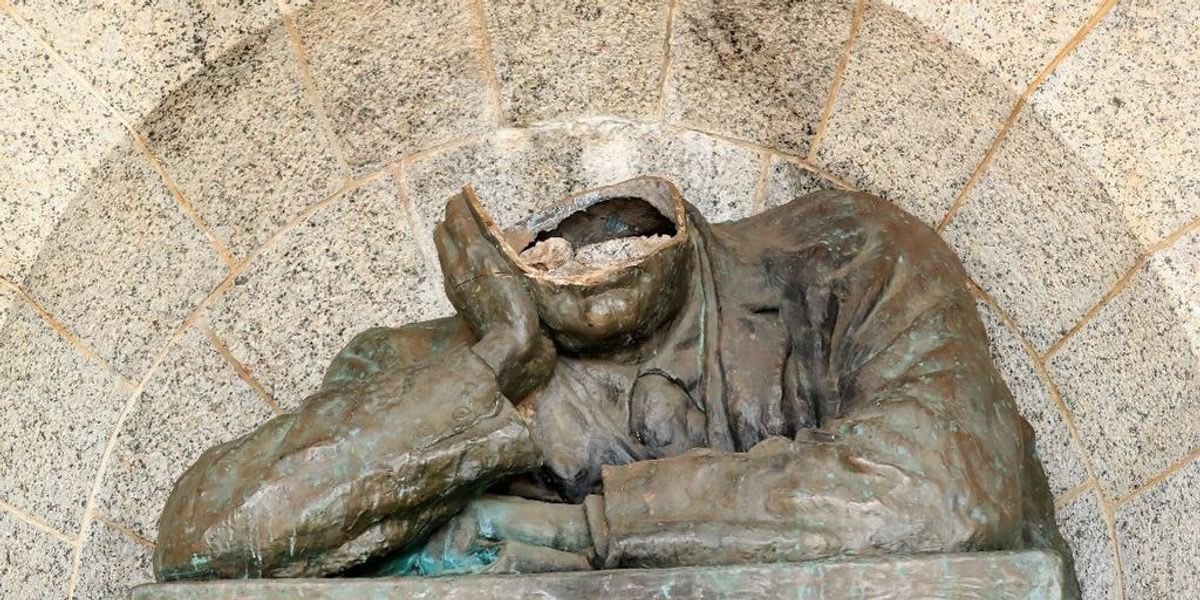 MbuyiseniNdlozi's tweet photo. This is a welcome beheading. #ColonialStatuesMustFall We should make no apology that we celebrate all the decapitation of colonial and apartheid criminal statues. https://t.co/JQZ06xn5e9