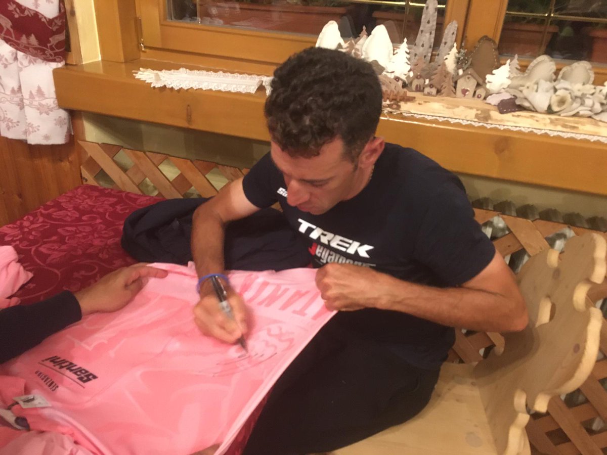 senzagiro's tweet photo. Dalla scorsa settimana le speciali maglie rosa di @SANTINI_SMS in versione #SenzaGiro sono all'asta per beneficienza sul nostro sito. Ogni maglia è firmata da chi l'ha "indossata" nel nostro #Giro. Per 12 giorni a vestirla è stato @vincenzonibali 🦈

https://t.co/qVrCBkjqRe https://t.co/5i7d6y1id7