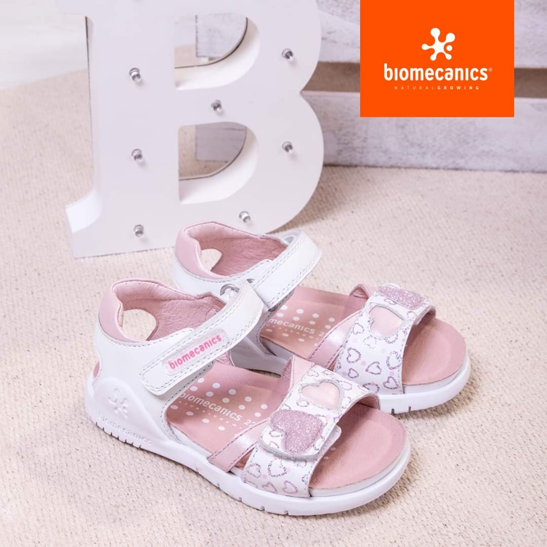 ZapateriaCR's tweet photo. Necesitas unas sandalias que sigan su ritmo?🏃‍♂️🏃‍♀️
Este modelo de Biomecanics es total y ahora lo tienes de ReBaJaS!!! 
Ven a verlo en nuestras tiendas de Bermejales y Sevilla Este 😍
#biomecanics #bioevolution #biogateo #calzadoinfantil #calzadoniños #zapateriasevilla https://t.co/hgcbsUWKfg