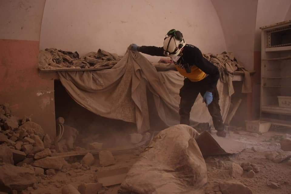 SyriaCivilDef's tweet photo. A woman was wounded this morning, after regime forces attacked #AlBara town, south of #Idlib with 14 missiles. Our #WhiteHelmets teams are responding to distress calls and assisting civilians https://t.co/k02CB8VPvg