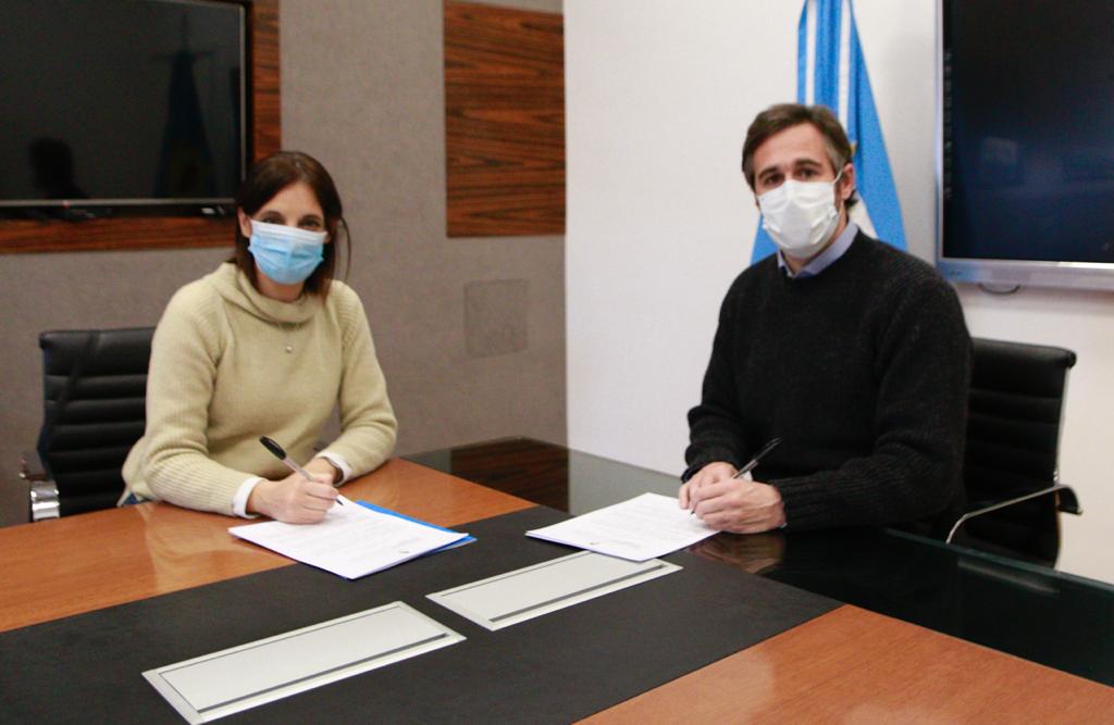 FedericoAchaval's tweet photo. La articulación entre la Nación y los Municipios es fundamental para acompañar a cada uno de los vecinos frente a la pandemia. 

Junto a @lauValonso vamos a seguir trabajando para que la #AsistenciaAlimentaria llegue a quienes más lo necesiten. https://t.co/rpHH4FJQFN
