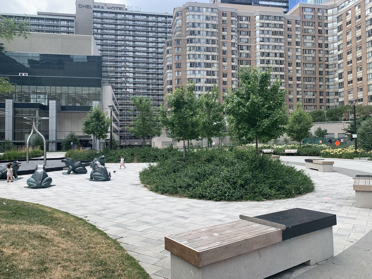 There are benches here, designed to be impossible to sleep on, which are miserably uncomfortable. No one is sitting on them. 4/