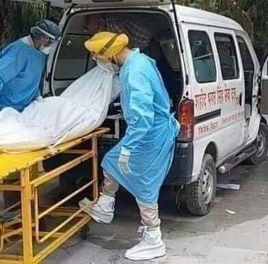 ये है दिल्ली के "जितेंद्र सिंह संटी"

इन्होंने और इनके बेटे ने 265 कोरोना पॉजिटिव लोगो की लाशों (जिनको उनके परिवार वाले छोड़ गए थे) का अंतिम संस्कार किया और अब ये खुद अपने परिवार सहित कोरॉना पॉजिटिव हो गए!
आप हमारे देश वासियों के लिये रोल मॉडल है
आप जल्द स्वस्थ्य हो जाए 🙏🏻🙏🏻🙏🏻