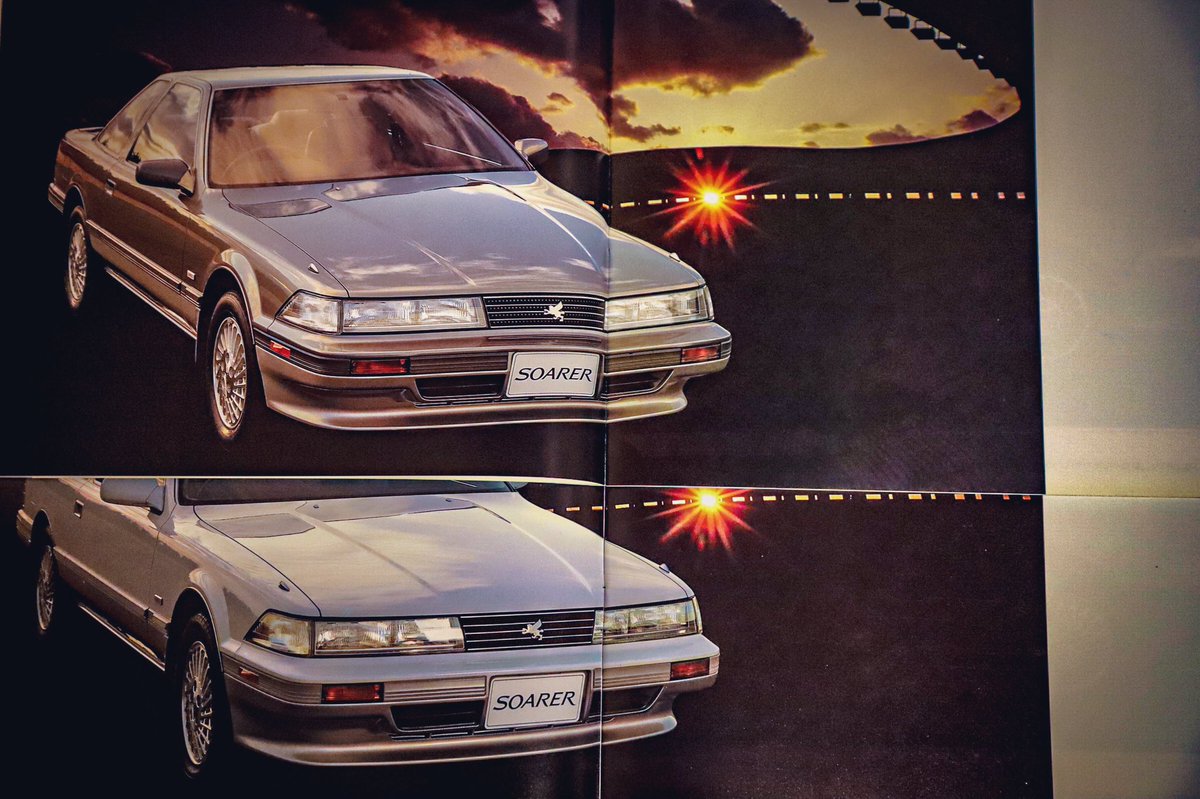 1990 トヨタ・ソアラ (20系最終型)  90年の小変更でボデーカラーの入れ替えがありシルキーエレガントトーニング(13クラウンと同じパールツートン)がリーフシェイドトーニング(グリニッシュシルバーのツートン)へと変わりました。  路上ではあまり見る事がありませんが趣の ...