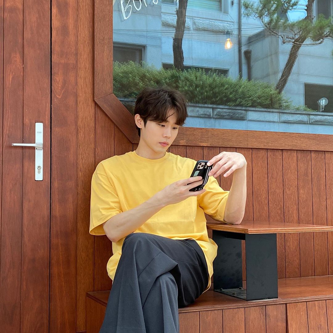 tripleme's tweet photo. 👋🏻
Instagram Sihun
~15/06/2020~
#tripleme #polaris https://t.co/LCxIGb35HD
