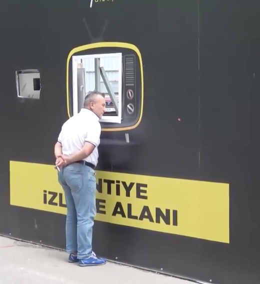 pusholder's tweet photo. İzmit'te yapımı süren bir inşaatın etrafı paravan ile kapatılarak, vatandaşların inşaatı rahatça izleyebilmesi için özel alanlar oluşturuldu. https://t.co/FOlT4y0Bk8
