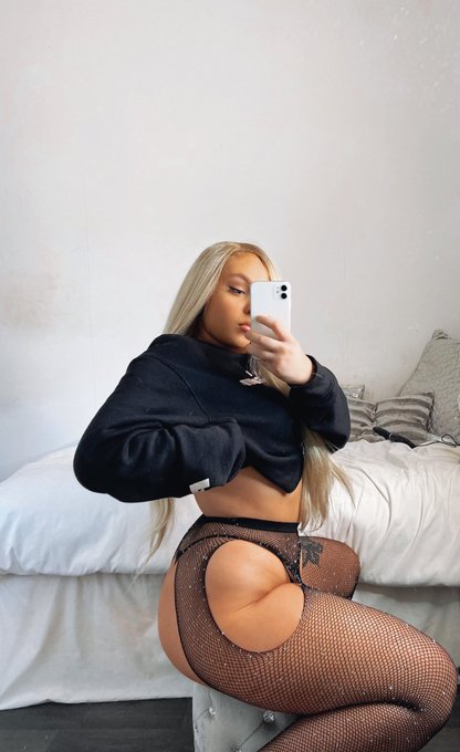 🖤 Small waist pretty face 🖤 https://t.co/0hLpJauBaZ